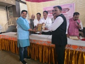 बहारदार सूत्रसंचालनाने कवीप्रेमींना मंत्रमुग्ध; मान्यवरांच्या हस्ते सन्मानचिन्ह, शाल व सन्मानपत्र प्रदान